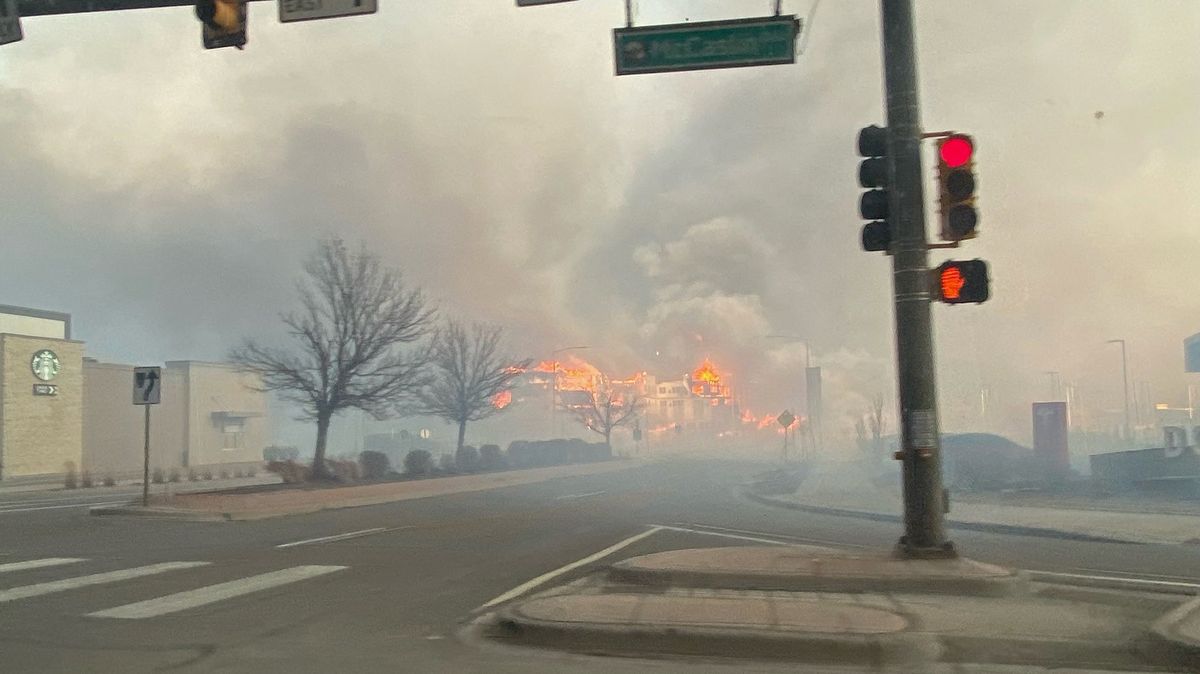Fotbalové hřiště za pár vteřin, oheň se v Coloradu šíří nevídanou rychlostí